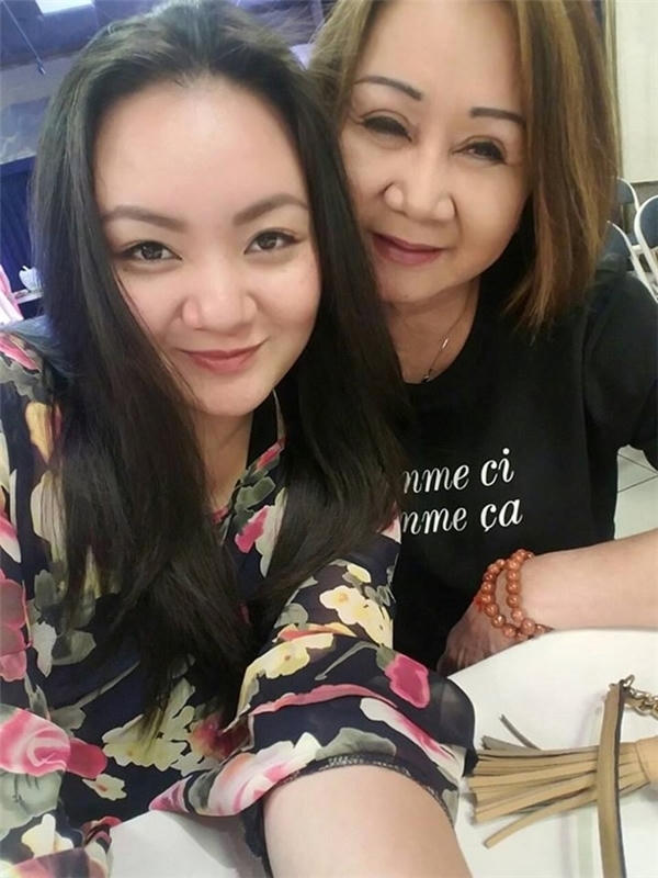 Cũng theo lời người thân Xuân Mai chia sẻ, hiện tại nữ ca sĩ là lao động chính trong gia đình. Mẹ cô hiện già yếu nên không thể giúp con gái nhiều, còn em trai cô thì hiện đang học đại học, trong khi đó ông xã của "thần đồng âm nhạc" thì đang chuẩn bị nhập ngũ.