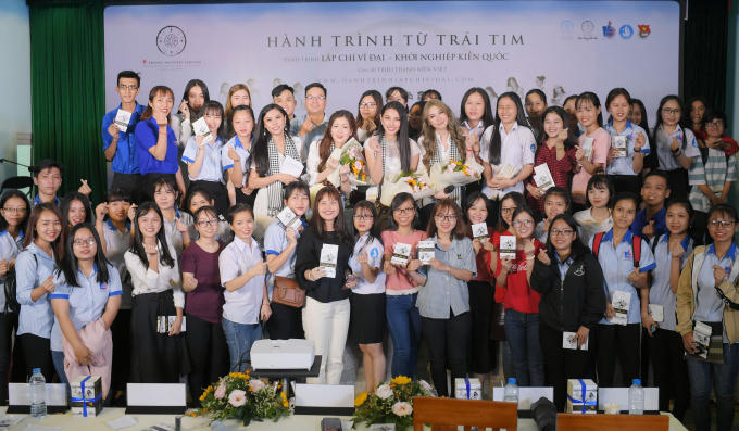 Qua câu chuyện của các vị khách mời, Tiến sĩ Hữu Đức – người dẫn dắt buổi giao lưu đúc kết: “Sách lưu giữ những thông tin, những giá trị vật chất và tinh thần của nhân loại. Sách đóng vai cực kỳ quan trọng trong việc khám phá tri thức, bồi đắp kỷ năng và phát triển bản thân. Do đó thói quen đọc sách chính là mảnh ghép quan trọng để đưa mỗi người đến thành công”.