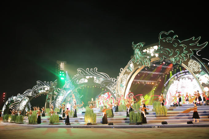 Sau phần Lễ là chương trình nghệ thuật và Carnaval với 3 chủ đề "Truyền thuyết và tâm linh"; "Độc đáo và đa sắc"; "Hội nhập và Lan tỏa".