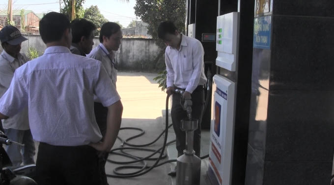 Lực lượng chức năng tiến hành kiểm tra.