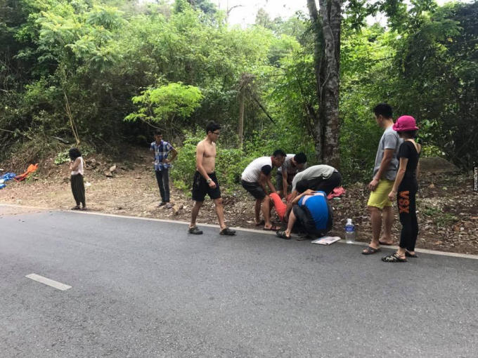Một số người dân đã dừng lại giúp đỡ vợ chồng anh. (ảnh BEAT.VN)