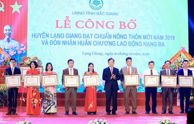 Huyện Lạng Giang được công nhận đạt chuẩn Nông thôn mới và đón nhận Huân chương lao động hạng ba.
