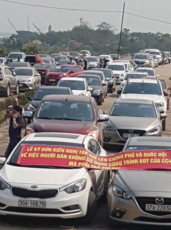 Hình ảnh hàng trăm xe tập trung trước cầu Bến Thủy 1 và đồng loạt ký đơn kiến nghị lên Chính phủ về việc trạm thu phí "đặt nhầm chỗ".