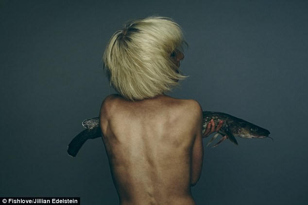 Nữ diễn viên Jane Horrocks (53 tuổi) quay mặt khỏi ống kính với một con cá tuyết trong tay.