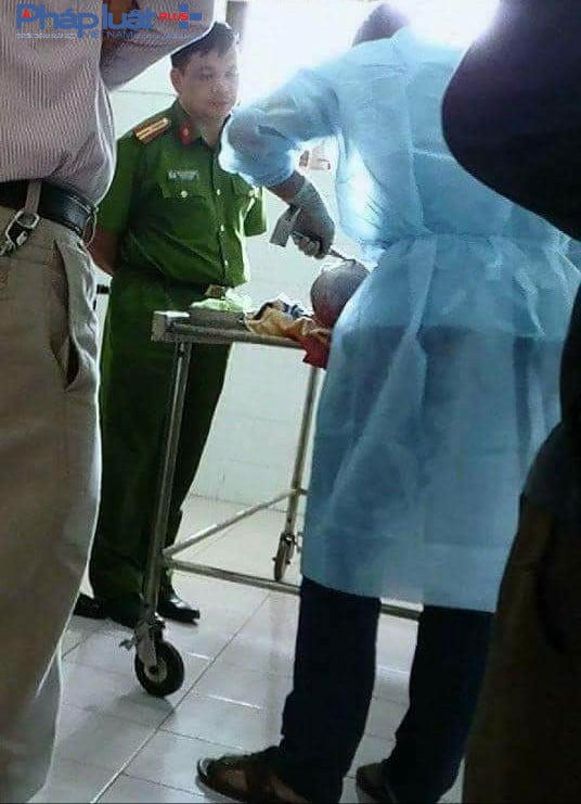 Cơ quan chức năng đang khám nghiệm tại Bệnh viện đa khoa Tuyên Quang. (Ảnh: Tiến Vũ)