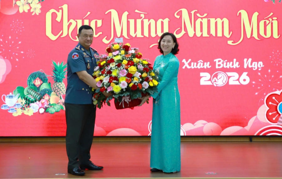 ​Đại tướng Sin Sophany, Phó Tư lệnh Bộ Tư lệnh Hiến binh Hoàng gia Campuchia tặng hoa chúc mừng