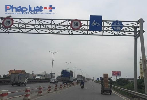 Cầu Thanh Trì theo cả 2 hướng đều có phần đường dành riêng cho xe máy và xe thô sơ.