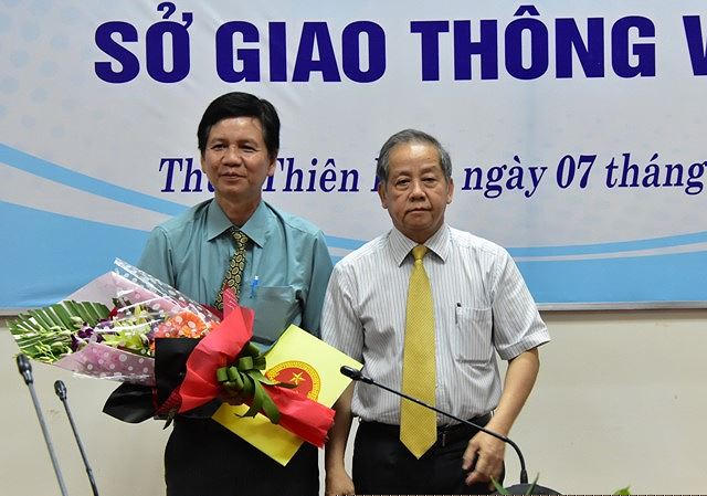 Chủ tịch UBND tỉnh Thừa Thiên Huế Phan Ngọc Thọ trao quyết định và chúc mừng đồng chí Nguyễn Văn Thành