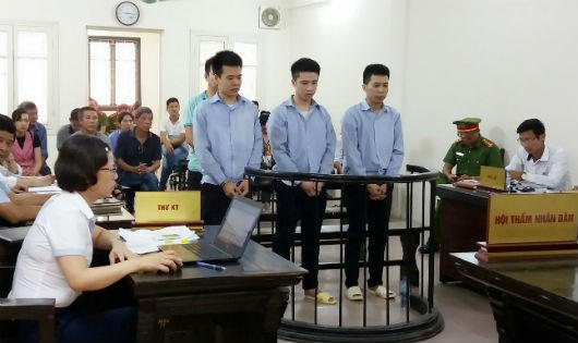 Các bị cáo trước vành móng ngựa.