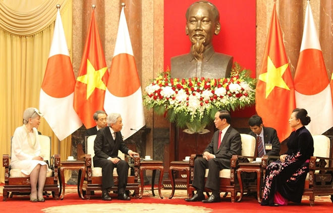 Ngay sau lễ đón, Chủ tịch nước Trần Đại Quang cùng phu nhân đã hội đàm với Nhà vua và Hoàng hậu Nhật Bản tại Phủ chủ tịch. Nhà vua và Hoàng hậu Nhật Bản là biểu tượng cao quý của đất nước và khối đoàn kết toàn dân Nhật Bản. Hai người chỉ thực hiện các chuyến thăm nhân dịp kỷ niệm đặc biệt đối với các đối tác có quan hệ thân thiết với Nhật Bản.