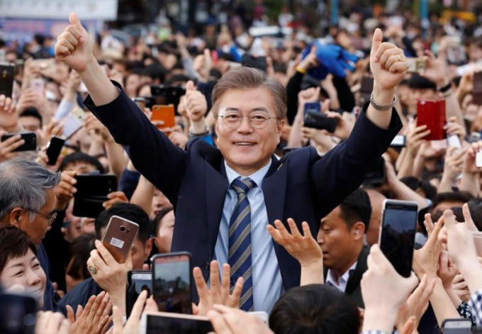 Ông Moon Jae-in tuyên bố giành chiến thắng trước người ủng hộ. (Ảnh: Reuters)