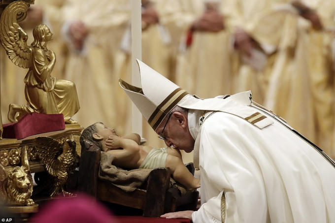 Đức Giáo Hoàng hôn tượng Chúa Giêsu Hài Đồng trong Thánh Lễ Đêm Giáng Sinh tại Vatican tối 24/12.