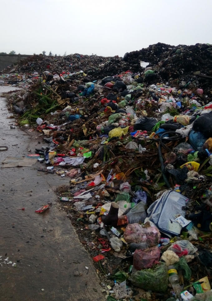 Dù trời mưa dập tắt bãi rác đang cháy, thế nhưng ngọn lửa vẫn âm ỉ, khói đen vẫn bốc lên mùi rất khó chịu.