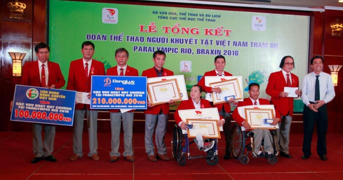 Đại diện các nhà tài trợ cũng trao thưởng cho các HLV, VĐV tham dự Thế vận hội. Ảnh: Hồng Phúc