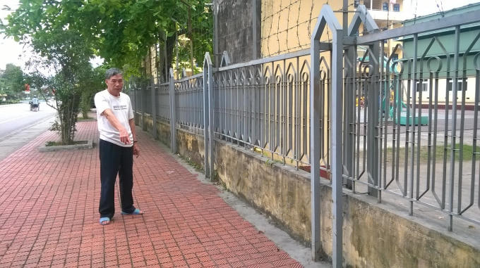 Cựu binh Trần Thanh Bình bên vị trí mảnh đất bị thu hồi.