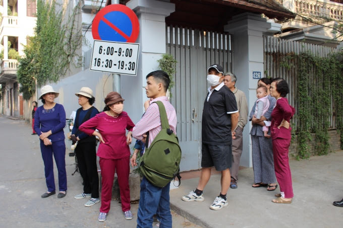 Nhiều nhân chứng bàng hoàng kể lại vụ việc (Ảnh Văn Lịnh).