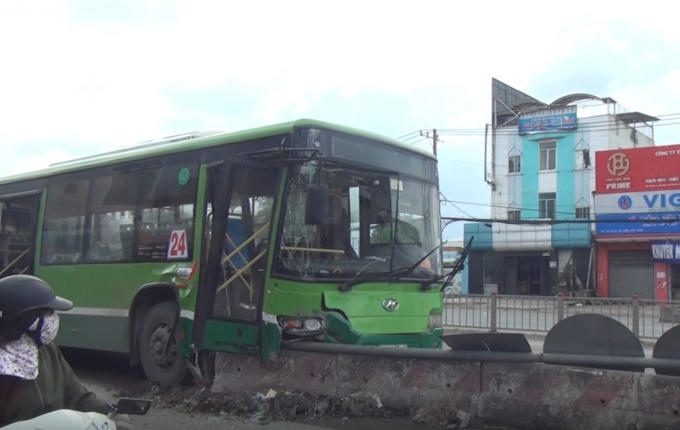 TP HCM: 4 người bị thương sau khi xe bu&yacute;t t&ocirc;ng v&agrave;o dải ph&acirc;n c&aacute;ch