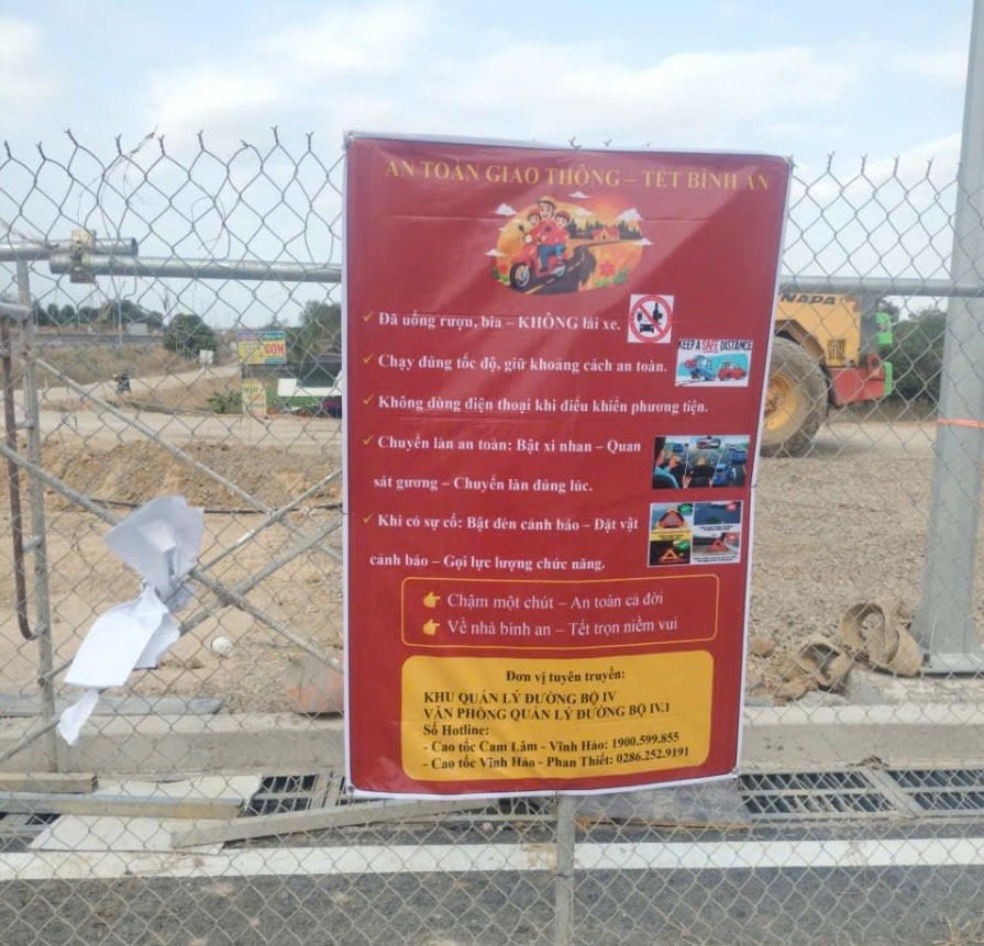 Tờ rơi tuyên truyền an toàn giao thông được dán tại trạm Km113, cao tốc Cam Lâm – Vĩnh Hảo, giúp người lái xe dễ dàng tiếp cận thông tin trước khi tiếp tục hành trình. (Ảnh: Cục Đường bộ Việt Nam)