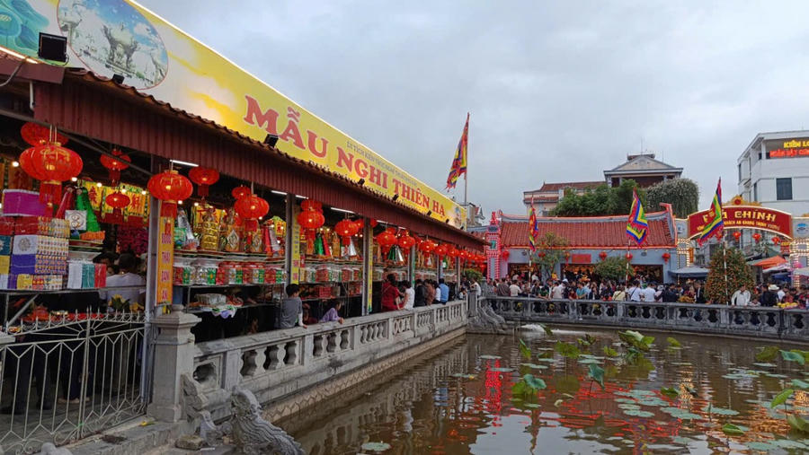 Hàng vạn người đổ về chợ “mua may, bán rủi” Viềng Xuân- Phủ Dầy