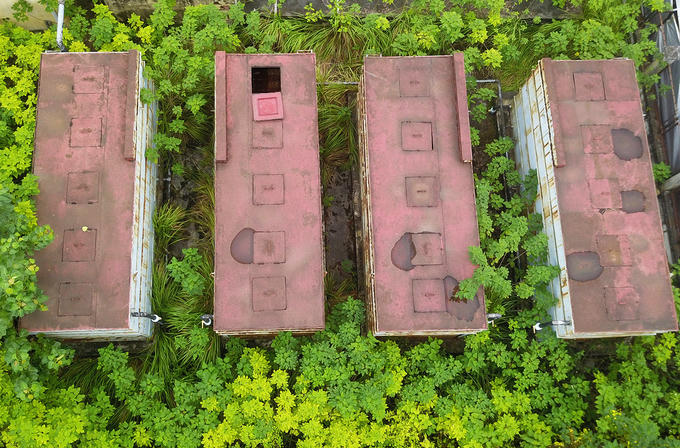 Bốn bể chưa lớn bằng kim loại đã được thi công xong để phục vụ cho việc vận hành trạm, hiện đã xuống cấp, gỉ sét.  Theo lãnh đạo UBND huyện Thanh Trì, nguyên nhân trạm xử lý nước thải chưa được khai thác là do doanh nghiệp trước đây làm chủ đầu tư  năng lực tài chính hạn chế; lý do khác là lượng nước xả thải ở cụm công nghiệp, làng nghề còn ít.