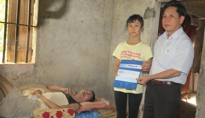 Ông Đặng Văn Thành - PCT HĐND huyện Nam Đàn thay mặt lãnh đạo địa phương trao số tiền 3.000.000 đồng từ Qũy Nhịp cầu Plus tới gia đình em Đào Thị Tố Uyên.