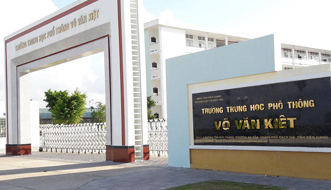 Làm hiệu trưởng trường THPT Võ Văn Kiệt mới một năm, ông Chung bị chuyển công tác dù không sai phạm. (Ảnh: Zing)