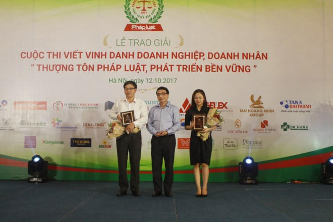 Lễ trao giải Cuộc thi 'Thượng t&ocirc;n ph&aacute;p luật, ph&aacute;t triển bền vững'