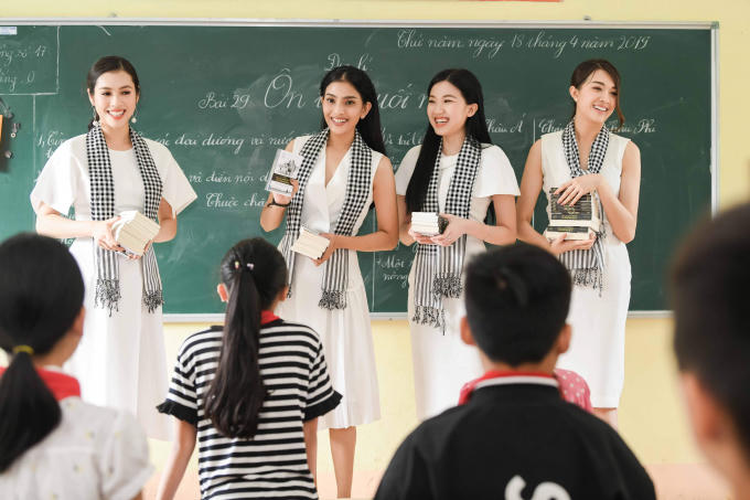 Các người đẹp hoa hậu vượt núi tặng sách cho thanh niên vùng cao