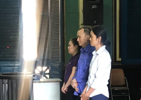 Ba bị cáo nghe tòa tuyên án. (Ảnh: báo Pháp luật TP HCM)