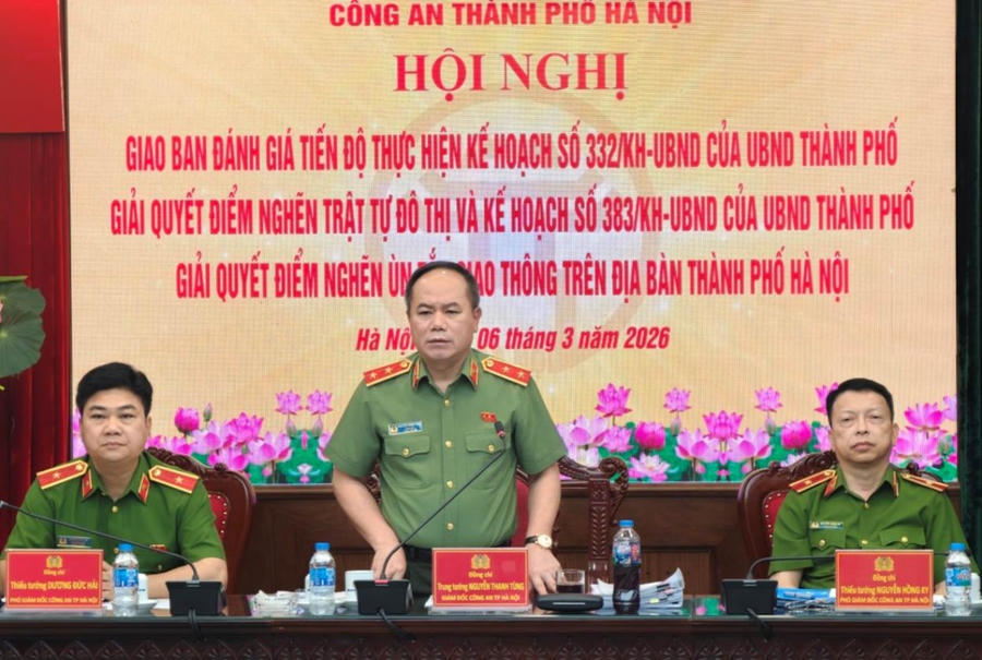 Trung tướng Nguyễn Thanh Tùng - Ủy viên Ban Thường vụ Thành ủy, Giám đốc CATP điều hành phần thảo luận.