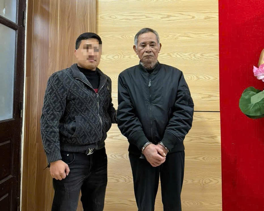 Lực lượng chức năng di lý đối tượng truy nã Dương Văn Toàn về Văn phòng cơ quan CSĐT.