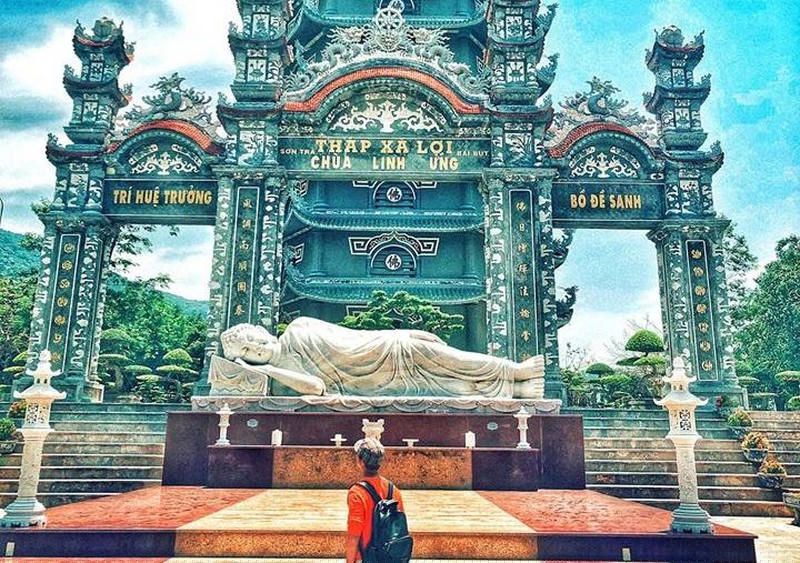 Tượng Phật nằm khổng lồ ở chùa Linh Ứng - Bãi Bụt.