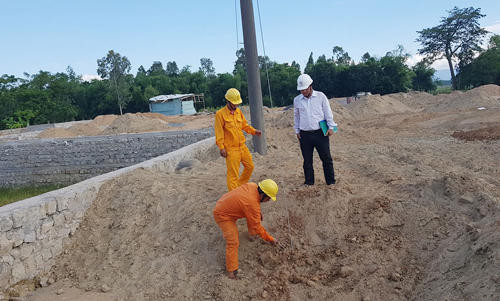 Cán bộ Điện lực Phú Hòa kiểm tra hiện trường vi phạm hành lang an toàn lưới điện của DNTN Thời Quán. Nguồn: baophuyen.com.vn
