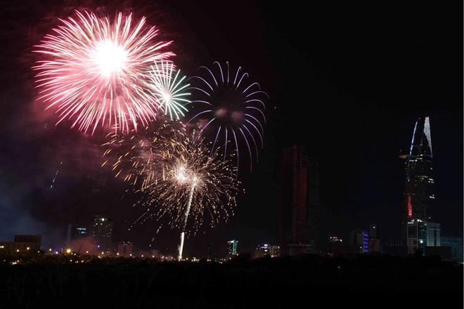 Kinh phí tổ chức chương trình bắn pháo hoa dịp 2/9 vừa qua của TP.HCM khoảng 2 tỷ đồng. Ảnh: Lê Quân.