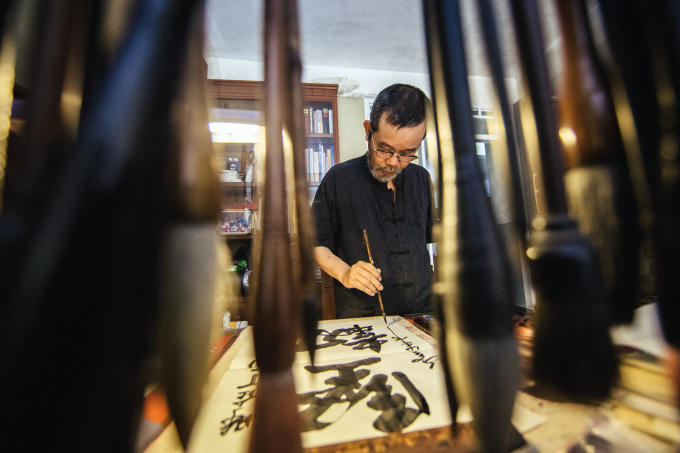 Ông còn sáng tác và viết thư pháp trên các chất liệu giấy.