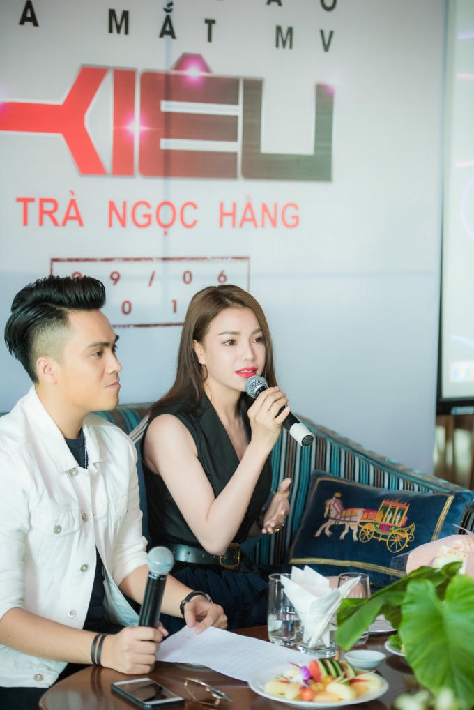 Trà Ngọc Hằng trong buổi họp báo.