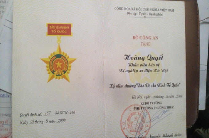 Với những th&agrave;nh t&iacute;ch trong đội bảo vệ, &ocirc;ng Quyết vinh dự được Bộ C&ocirc;ng An tặng thưởng Kỷ niệm chương