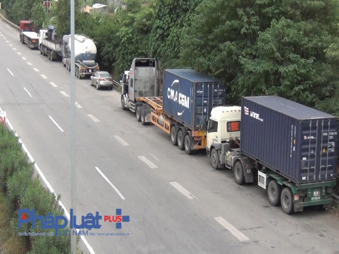 B&aacute;o động t&igrave;nh trạng đỗ xe tr&aacute;i quy định tr&ecirc;n Quốc lộ 18