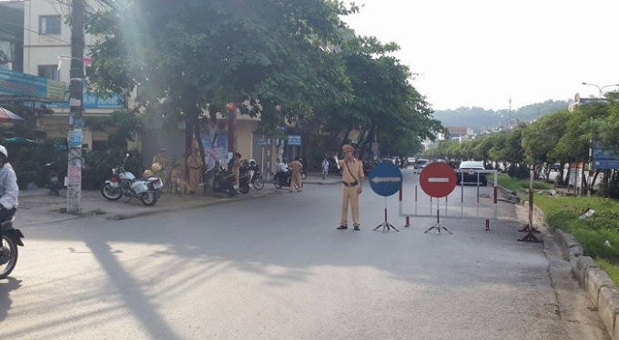 Lực lượng CSGT được huy động phân luồng và hướng dẫn du khách.