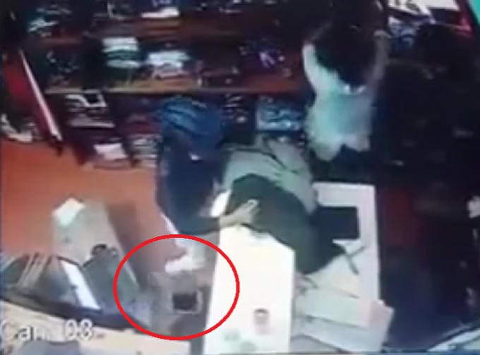 Người phụ nữ d&ugrave;ng ch&acirc;n lấy trộm ipad.