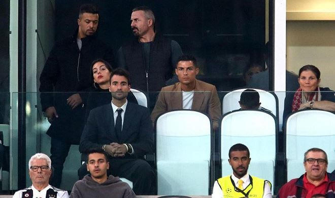 Georgina, Ronaldo và cậu con trai lớn theo dõi trận đấu giữa Juventus và Young Boys