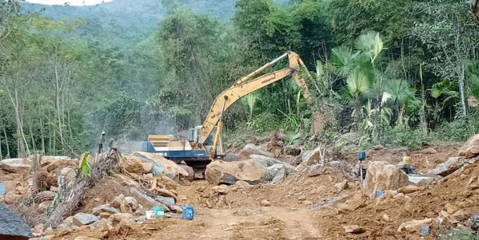 Máy móc hoạt động hết công suất tại mỏ đá bazan là đất rừng sản xuất. Ảnh: Vũ Thượng.