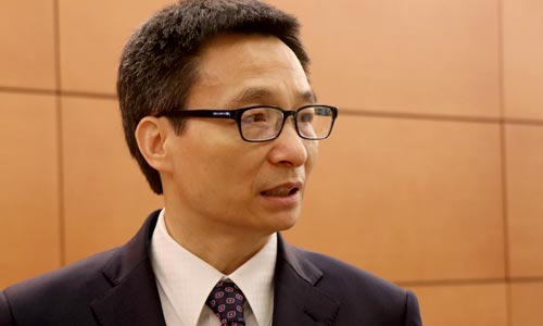 Phó thủ tướng Vũ Đức Đam bên hành lang Quốc hội ngày 22/5. Ảnh: Võ Hải.