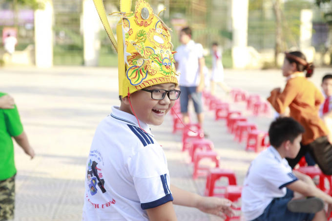 Ch&ugrave;m ảnh: Học sinh tiểu học tại H&agrave; Đ&ocirc;ng tự b&aacute;n v&eacute; để tổ chức