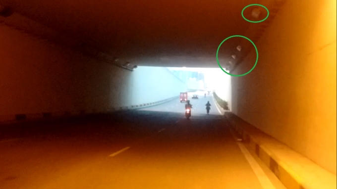Có tới 6 bóng đèn liên tiếp cùng một dãy không còn tác dụng chiếu sáng cả ngày lẫn đêm.