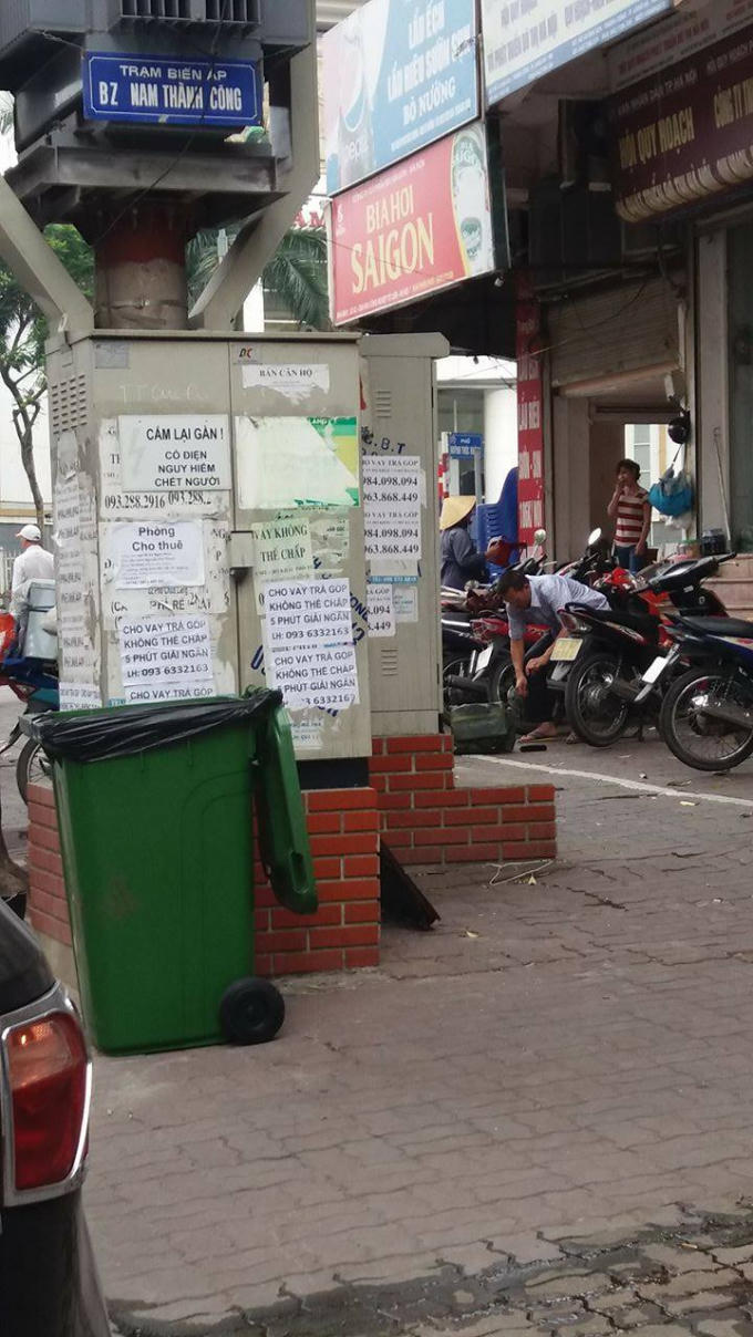 Bất chấp nguy hiểm, bốt cột điện  (gần Đài truyền hình Hà Nội) là nới lý tưởng để... dán quảng cáo.