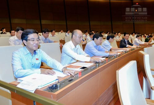 Đại biểu Quốc hội ấn nút biểu quyết thông qua Nghị quyết về việc bổ nhiệm 2 thẩm phán TAND Tối cao