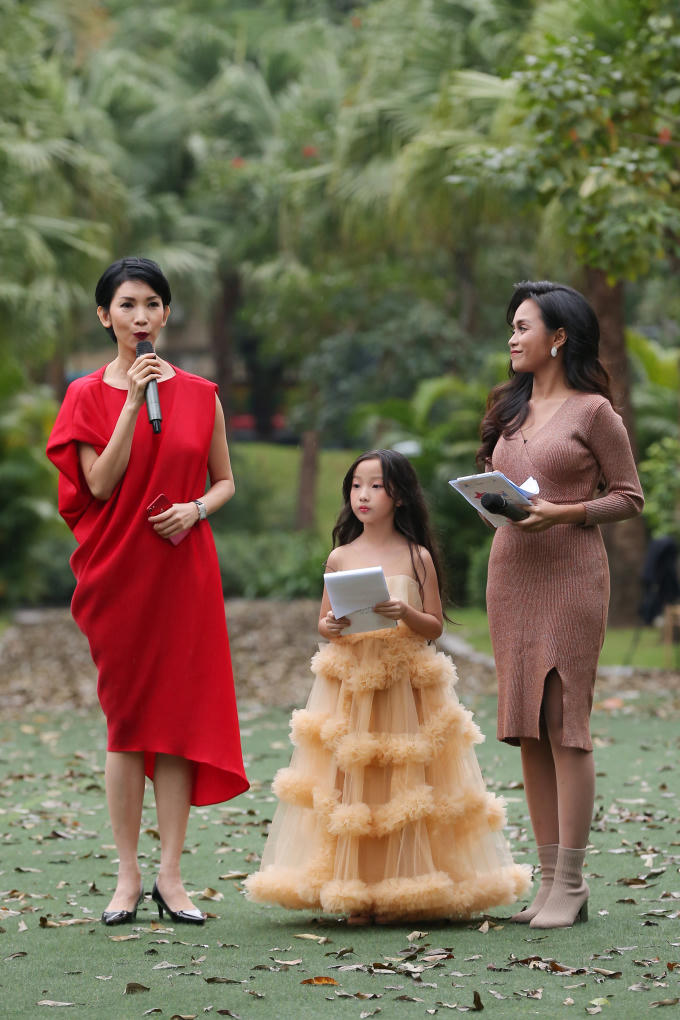 Hà Nội trở lạnh, gần 500 mẫu nhí cầm ô diễn trong mưa