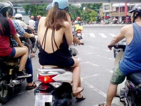 Đỏ mặt với những khoảnh khắc hớ hênh của thiếu nữ trên phố.