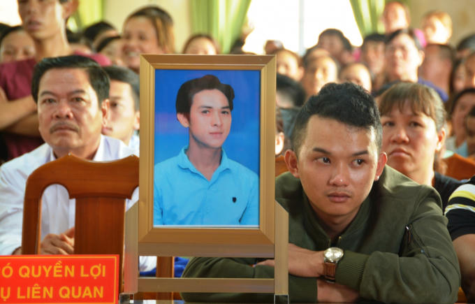 Di ảnh của anh Hành và nối đau của người nhà anh Hành tại tòa.